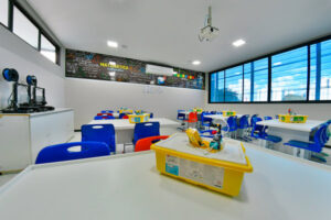 Foto profissional da Sala de Robótica do Colégio Pró-Mundo, Aracaju