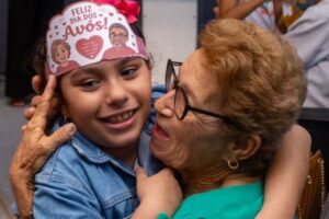 Avós e alunos do Colégio Pró-Mundo reunidos na celebração do Dia dos Avós