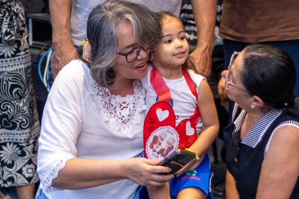Avó se emociona durante apresentação do Dia dos Avós no Colégio Pró-Mundo