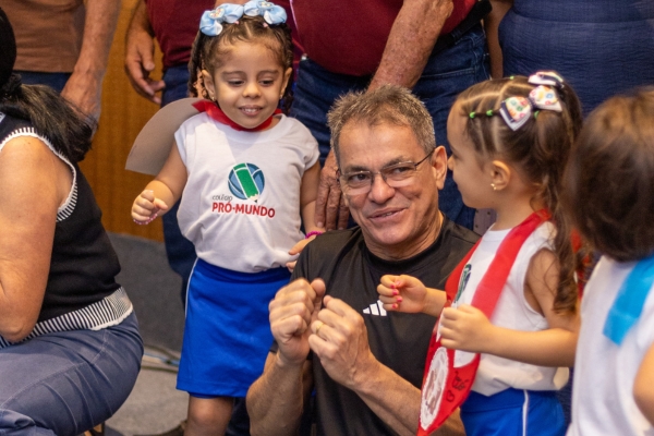 Alunos da Educação Infantil do Colégio Pró-Mundo cantam em homenagem aos avós