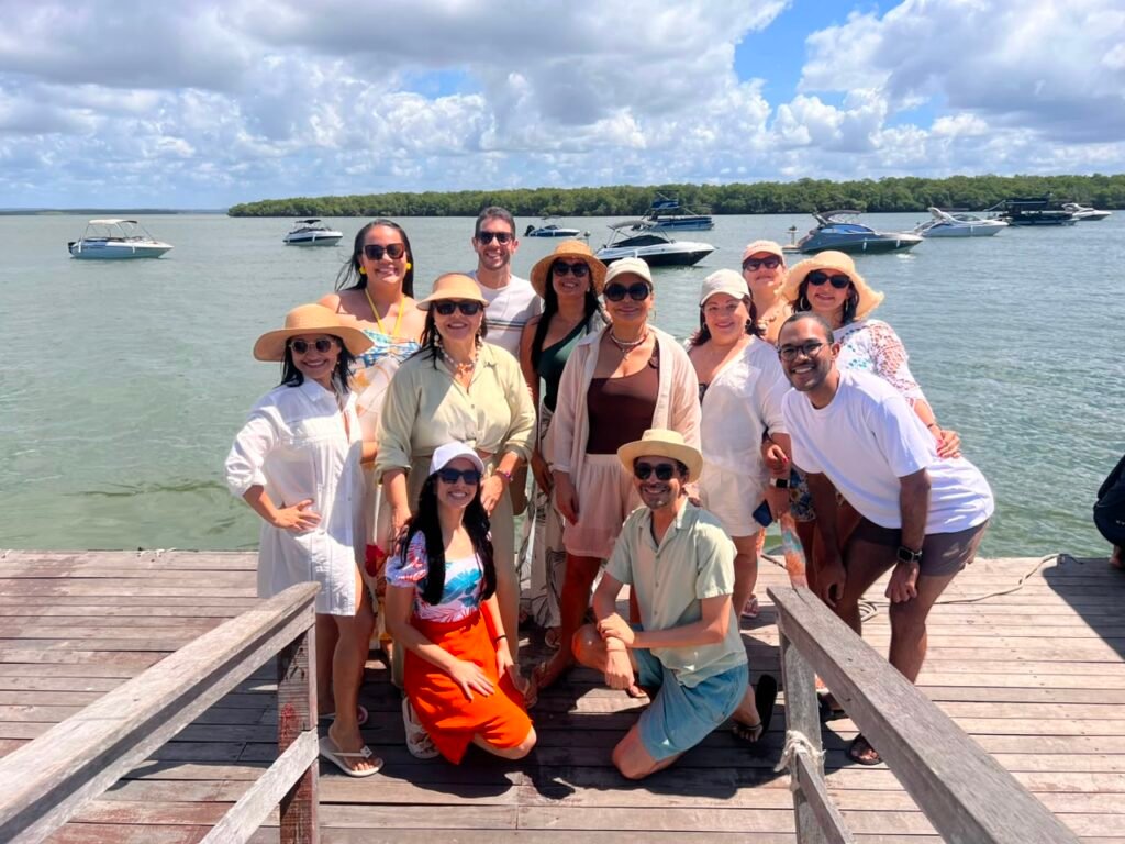 Equipe de coordenação pedagógica do Colégio Pró-Mundo em passeio de barco em Sergipe