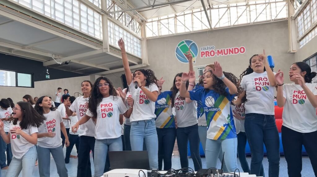 Alunos do Colégio Pró-Mundo comemorando o Dia do Estudante no pátio da escola