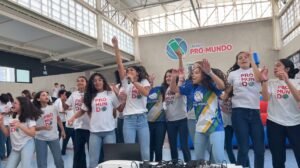 Alunos do Colégio Pró-Mundo comemorando o Dia do Estudante no pátio da escola