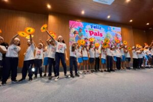 Alunos do Colégio Pró-Mundo se apresentam no auditório durante a celebração do Dia dos Pais