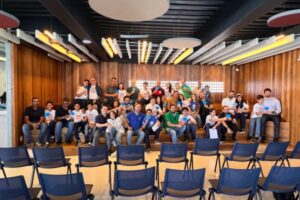 Pais e alunos do 7º ao 9º Ano reunidos no Dia dos Pais na escola durante o Pitstop do Papai no Colégio Pró-Mundo
