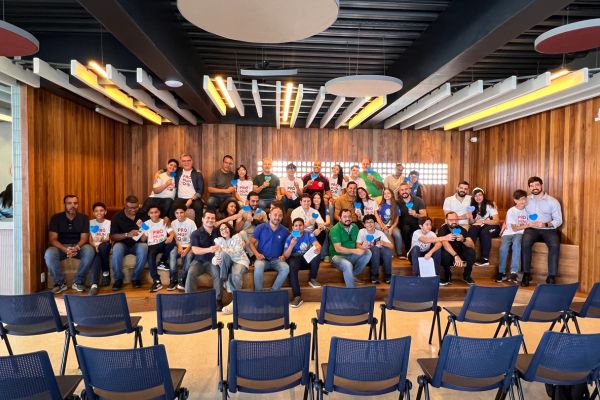 Pais e alunos do 7º ao 9º Ano reunidos no Dia dos Pais na escola durante o Pitstop do Papai no Colégio Pró-Mundo