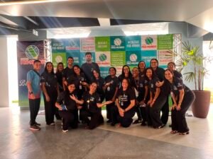Famílias visitam o campus durante a Experiência Pró-Mundo, evento dos 35 anos do Colégio Pró-Mundo em Aracaju
